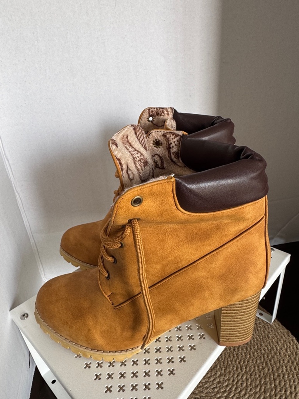 Women's Tan Lace-Up Block High 3” Heel Ankle Faux Suede Boots Size 9 - Picture 4 of 6